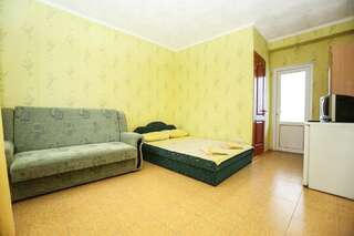 Гостиница Raatlan Guest House Судак Стандартный семейный номер-2