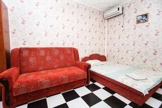 Гостиница Raatlan Guest House Судак Трехместный номер с основными удобствами-3