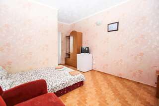 Гостиница Raatlan Guest House Судак Трехместный номер с основными удобствами-4