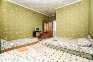 Гостиница Raatlan Guest House Судак Трехместный номер с основными удобствами-2